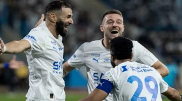 سداسية نظيفة.. بنزيما يقود الهلال لاكتساح الأخدود ومطاردة شرسة من الأهلي على الصدارة